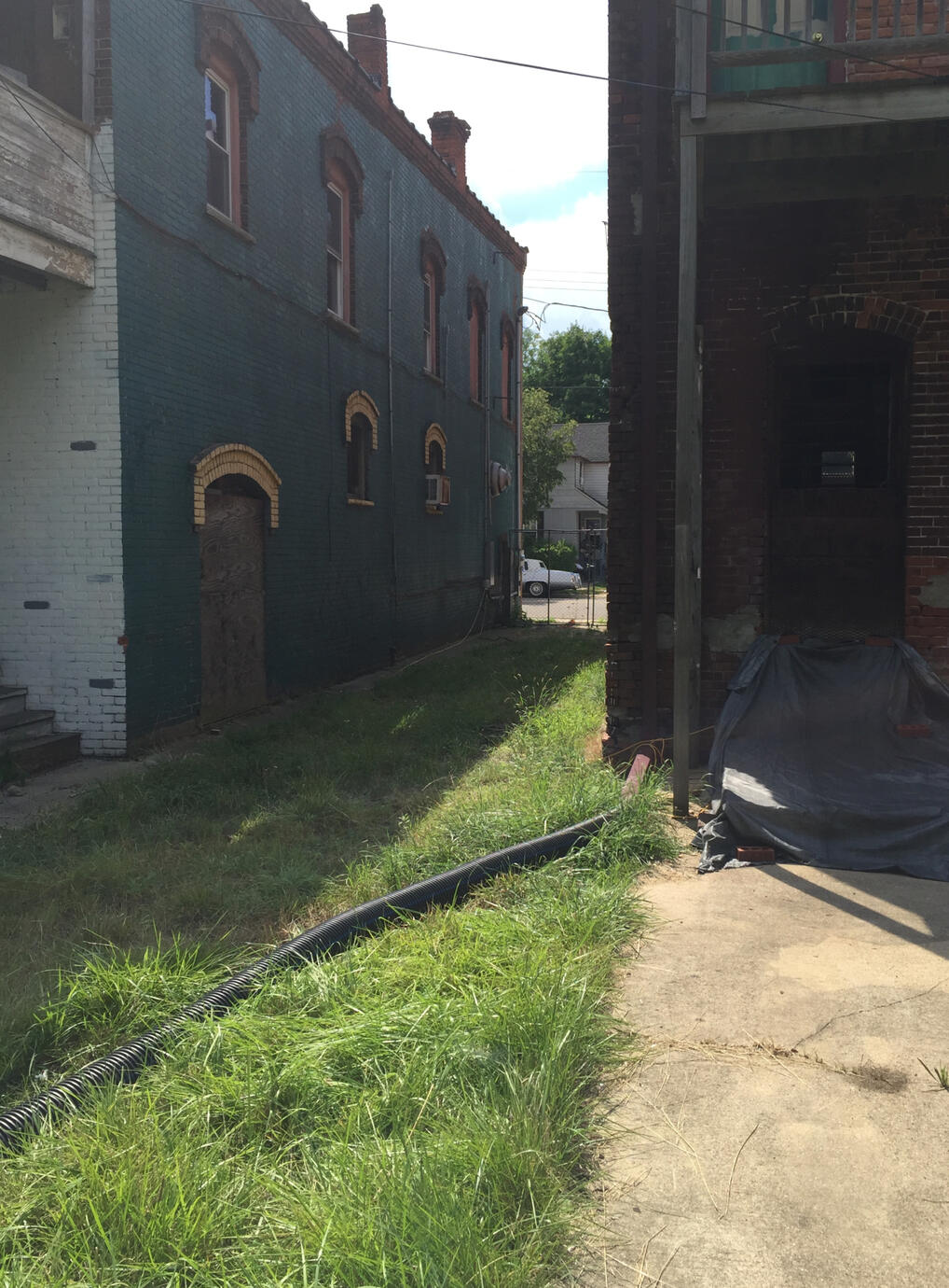 Alley between buildings